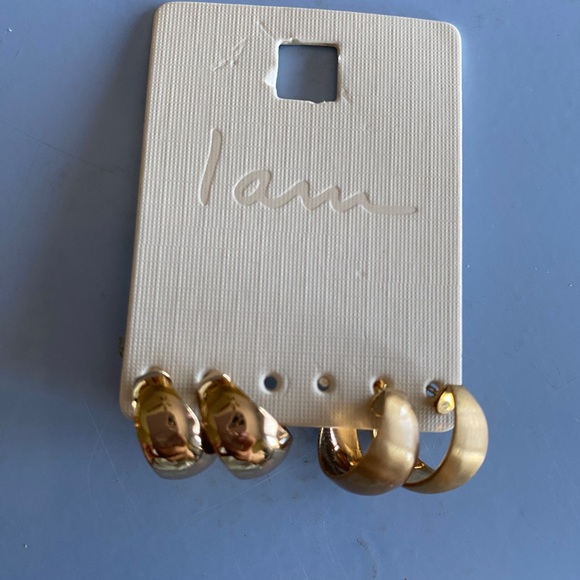 Set of two gold huggie earrings - Picture 3 of 3
